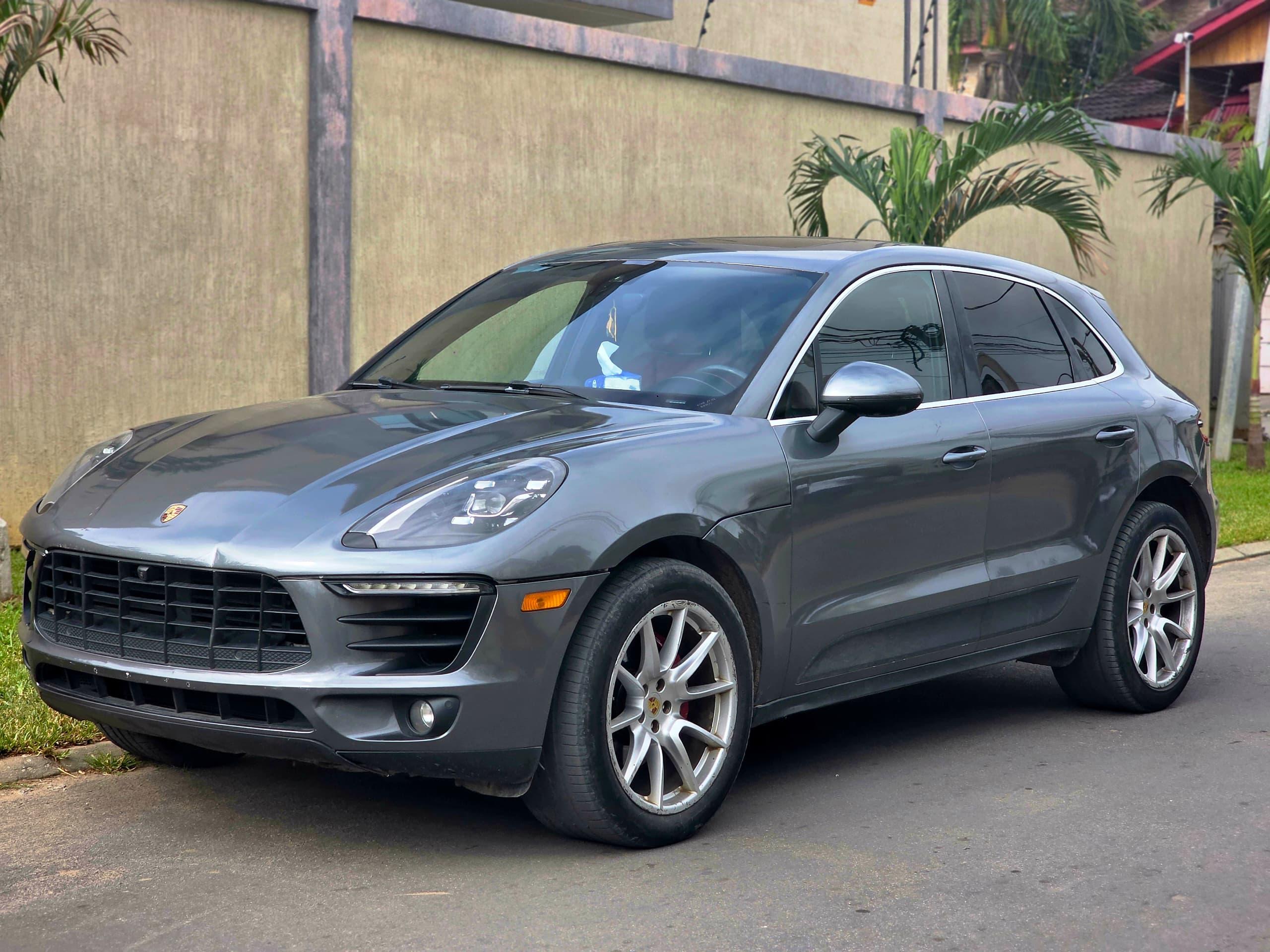 PORSCHE MACAN